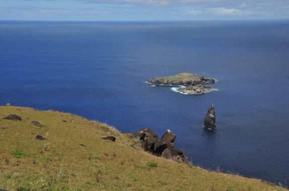 Ilhas onde chocavam os manutaras e para onde nadavam os participantes do festival do homem-pássaro, em frente ao vulcão Rano Kau (em Rapa Nui (ou Ilha de Páscoa), ilha chilena no meio do Oceano Pacífico)